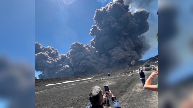 Una nueva erupción del Etna deja una columna de humo de 5.000 metros de altura