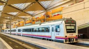Verano joven 2025: cómo registrarte para viajar en tren y autobús por España con descuento