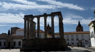 Évora: Patrimonio de la Humanidad que alberga una capilla con 5.000 huesos humanos