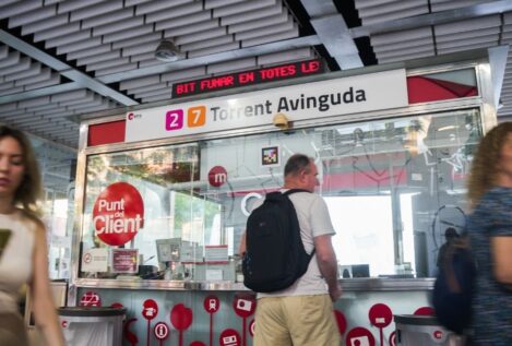 Emoción y expectación por la vuelta del metro a la zona cero de la dana: «Hacía muchísima falta»