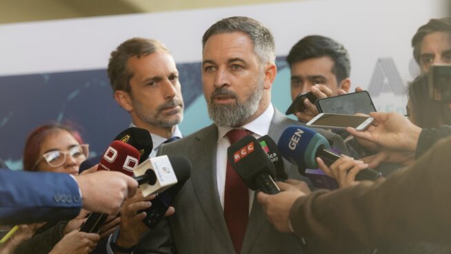 Abascal cancela su agenda internacional y vuelve a España para exigir a Feijóo una moción