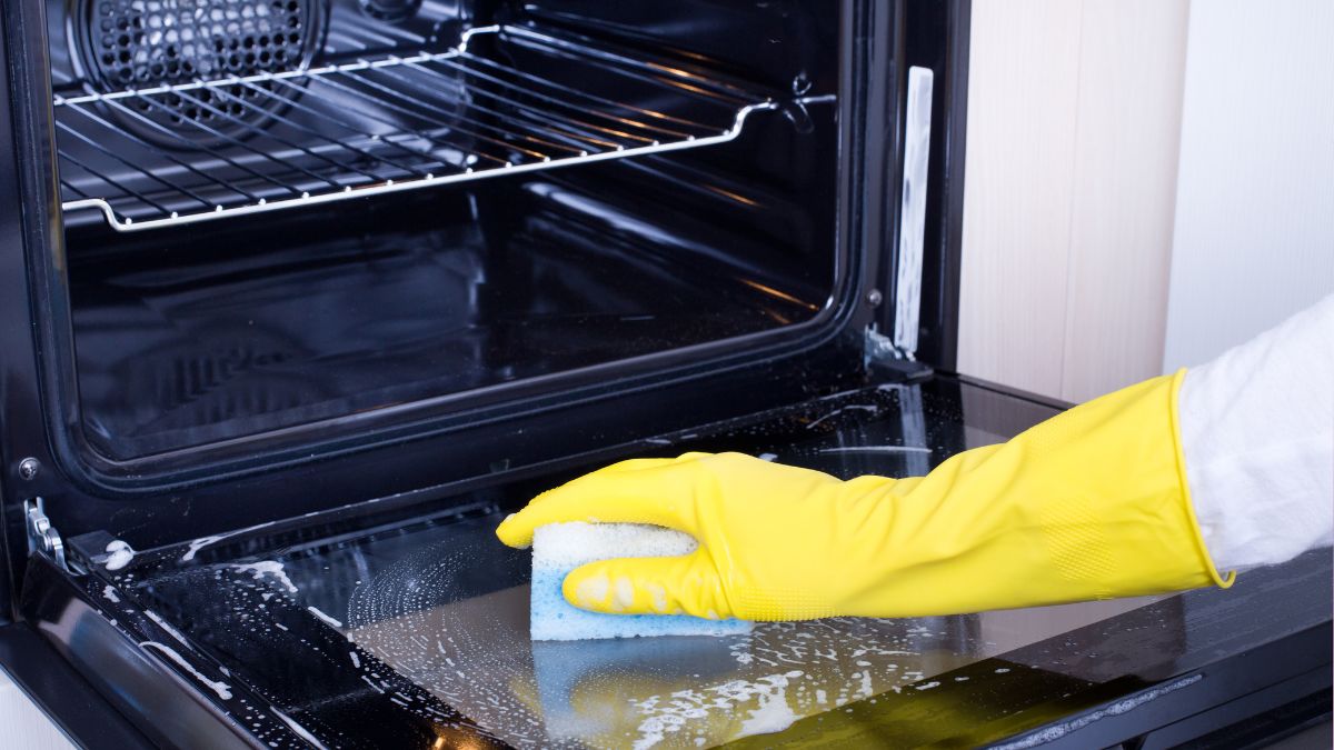 Adiós a la lejía y el amoníaco: limpia el horno y las rejillas sin tóxicos y en tiempo récord
