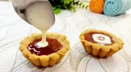 Adiós a lo convencional: tartaletas de queso con salsa de nectarinas como aperitivo