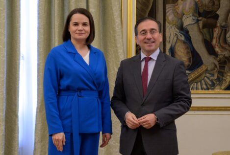 Albares reitera el «compromiso de España» con la libertad y democracia en Bielorrusia