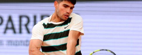Alcaraz arrasa a Tommy Paul para alcanzar las semifinales de Roland Garros
