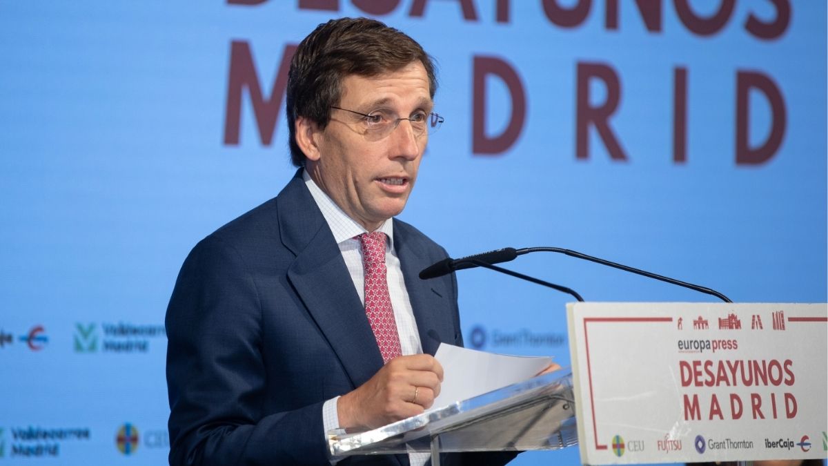 Almeida no se cree la «performance» de Sánchez sobre sus «tres colegas del Peugeot»