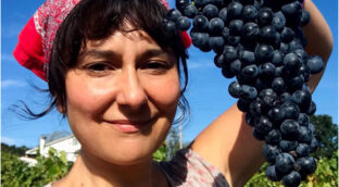 La aldea de Zaragoza en la que vive Eva Amaral junto a animales, naturaleza y en estado de paz