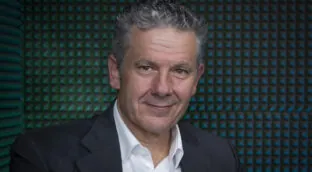 VÍDEO | Fuera de micrófono con Roberto Arce: «La juventud ya no se fía de los medios y eso es tremendo»