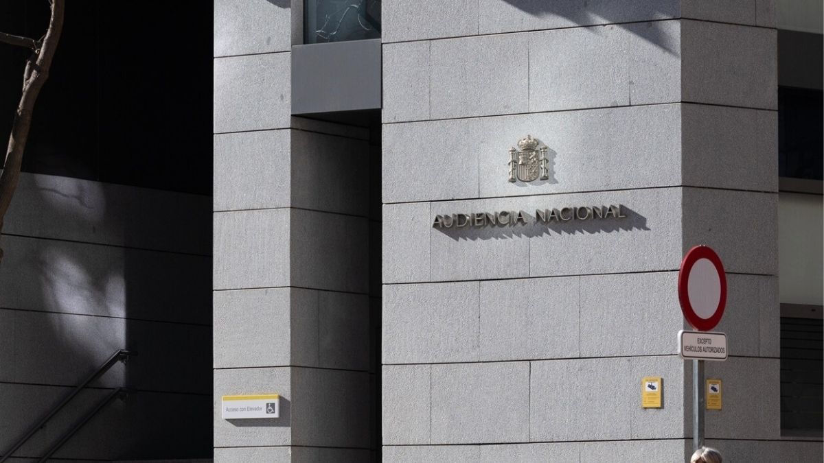Imponen orden de alejamiento al comisario de la Policía que acosó a una subalterna en la India