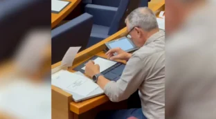 Joan Baldoví, cazado haciendo compras online durante el pleno en las Cortes Valencianas