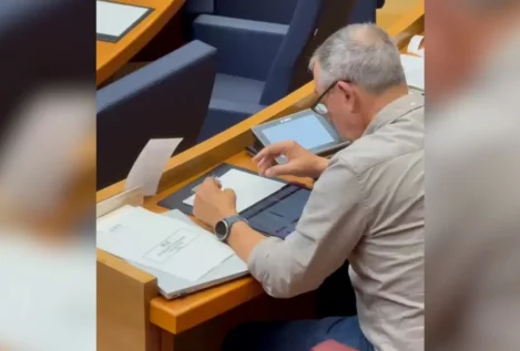 Joan Baldoví, cazado haciendo compras online durante el pleno en las Cortes Valencianas