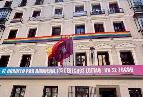 Más Madrid y PSOE estudian alegaciones para avalar banderas LGTBI en Edificios de Grupos