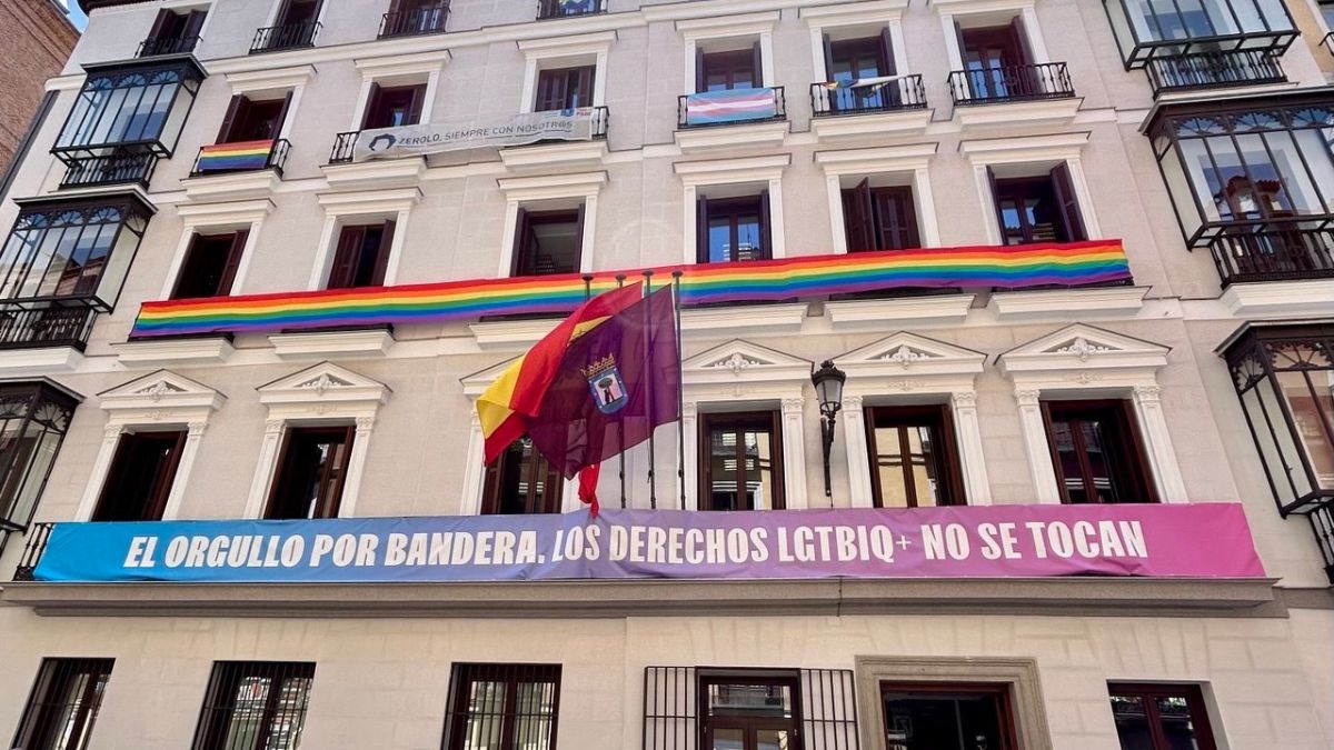 Más Madrid y PSOE estudian alegaciones para avalar banderas LGTBI en Edificios de Grupos