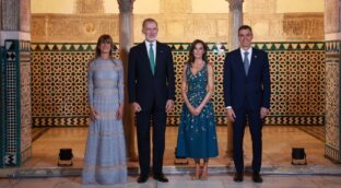 Begoña Gómez reaparece en un acto oficial siete meses después con Sánchez y los Reyes