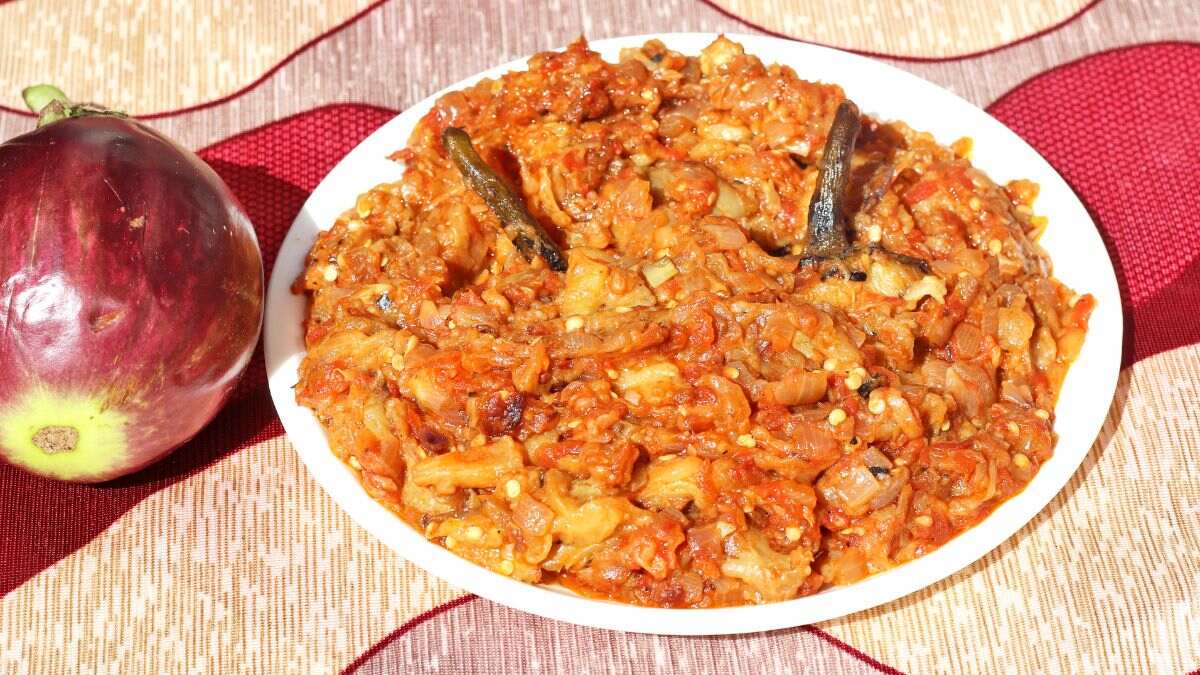 Berenjenas ahumadas: el plato indio con un toque picante que es irresistible