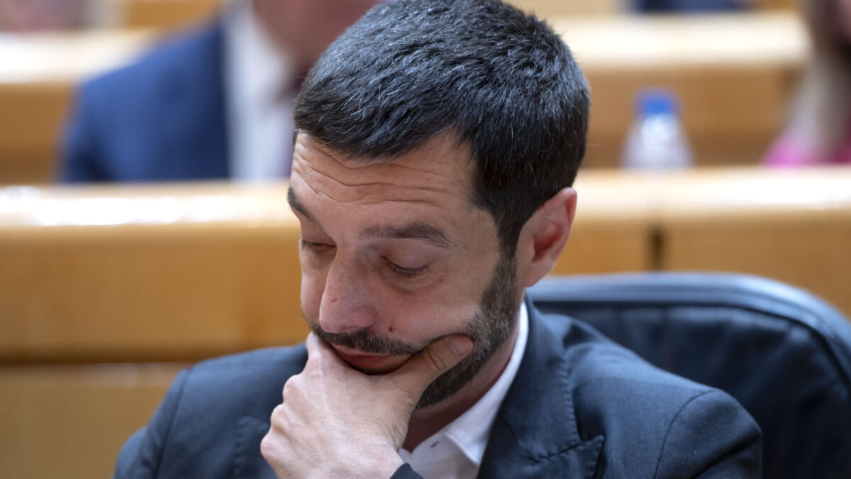 Podemos se lanza contra Bustinduy para debilitarle en la carrera para sustituir a Díaz