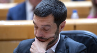 Podemos se lanza contra Bustinduy para debilitarle en la carrera para sustituir a Díaz