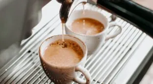 Tomar café puede interferir con la medicación y aumentar los efectos secundarios