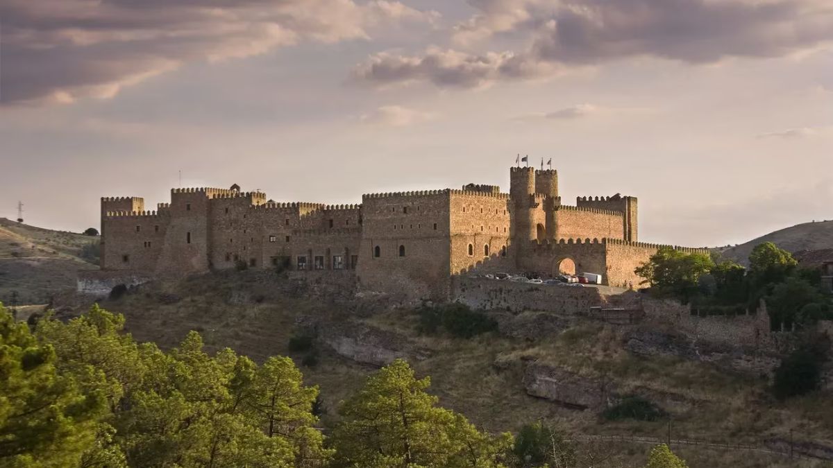 El castillo del siglo XII en Guadalajara donde dormirás entre murallas por menos de 60 euros
