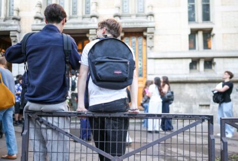 Francia cierra 1.350 colegios por la ola de calor: 16 departamentos están en alerta roja
