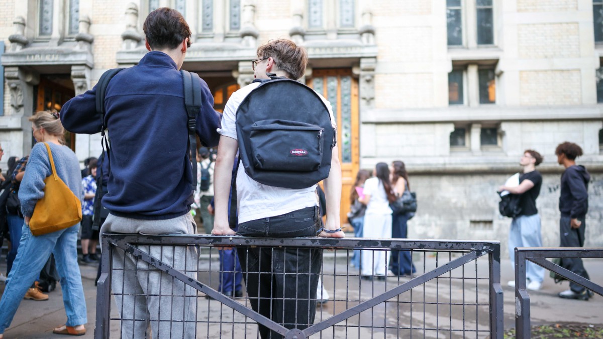 Francia cierra 1.350 colegios por la ola de calor: 16 departamentos están en alerta roja