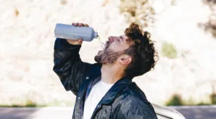 No lo llames hambre cuando significa sed: la señal de deshidratación que manda tu cerebro