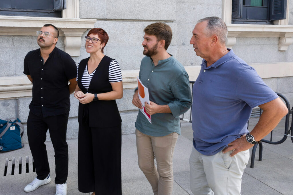 Los diputados de Compromís Àgueda Micó y Alberto Ibáñez con Nahuel González (IU) y Joan Baldoví en el Congreso de los Diputados