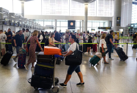 El aeropuerto de Málaga sigue el ejemplo de Barajas y limita el acceso por la noche