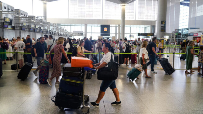 El aeropuerto de Málaga sigue el ejemplo de Barajas y limita el acceso por la noche