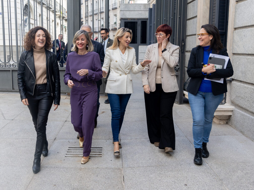 Las diputadas de Sumar Aina Vidal, Verónica Martínez y Águeda Micó llegan al Congreso de los Diputados con Yolanda Díaz el 14 de noviembre de 2024