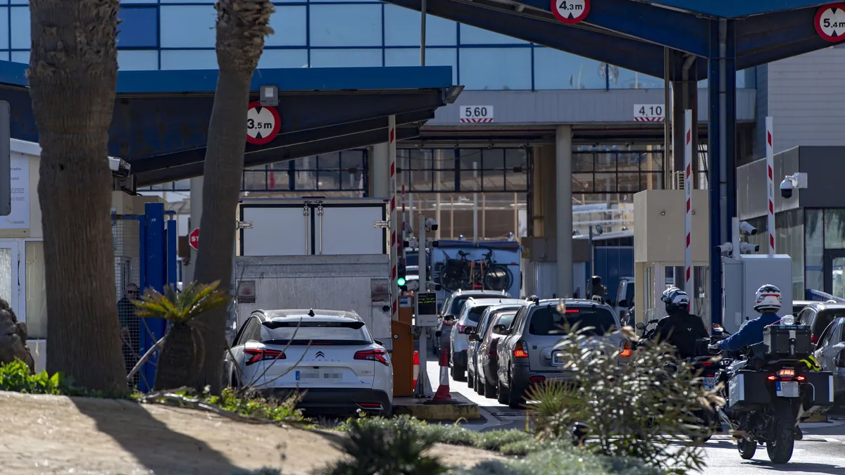 Motoristas ceutíes denuncian bloqueos injustificados en la frontera marroquí