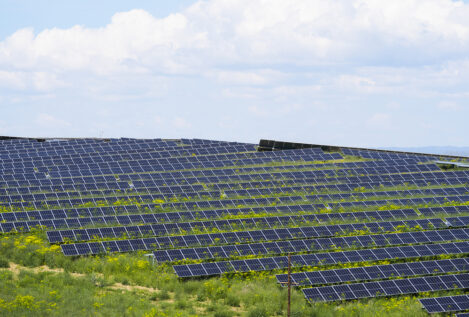 El auge de megaplantas fotovoltaicas fuerza a Andalucía a repensar su modelo urbanístico