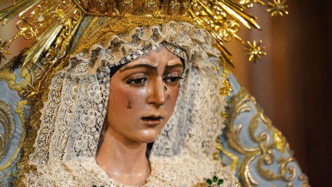Dimiten dos responsables por la polémica restauración de la Macarena en Sevilla