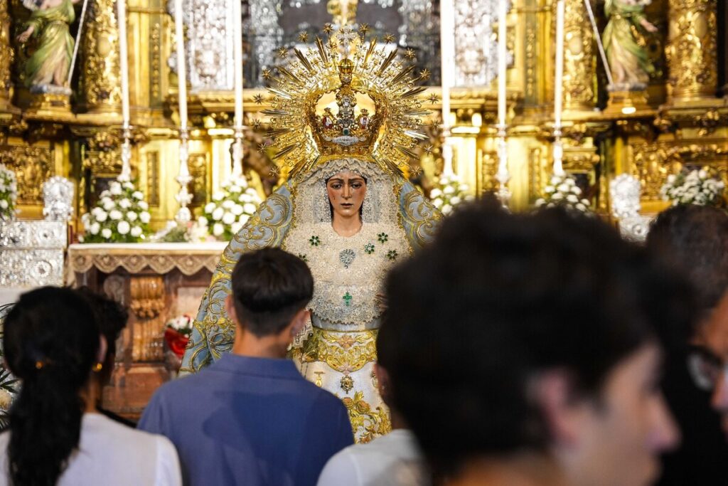 Imágenes de la veneración de Nuestra Señora de la Esperanza Macarena tras la actuación de mantenimiento