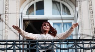 La expresidenta Cristina Kirchner pide a la Justicia que aclare si puede salir al balcón