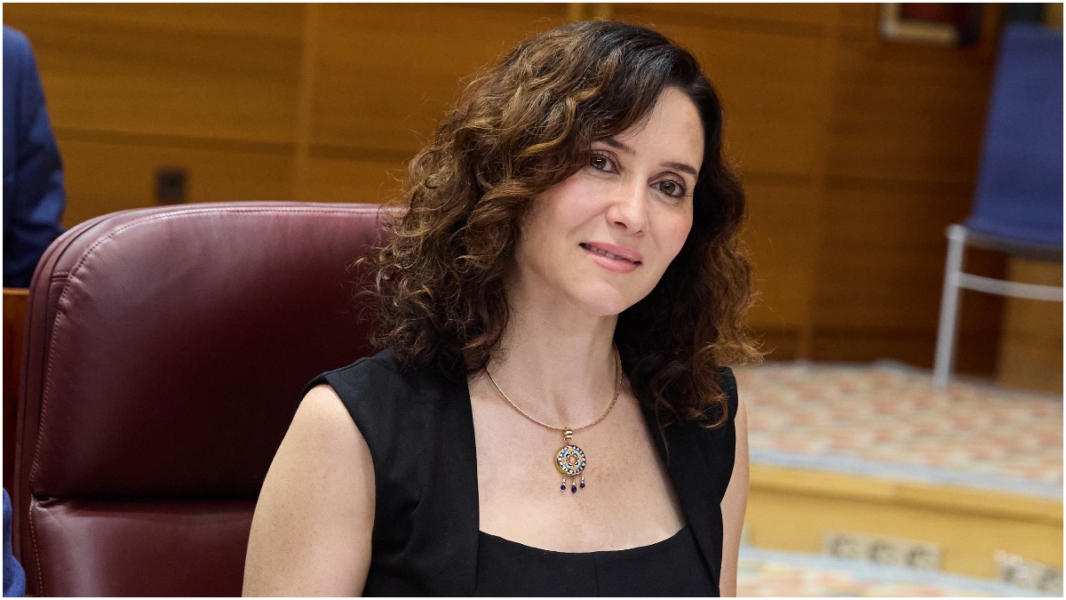 El llamativo collar de colores que Isabel Díaz Ayuso no se quita y protege del mal de ojo