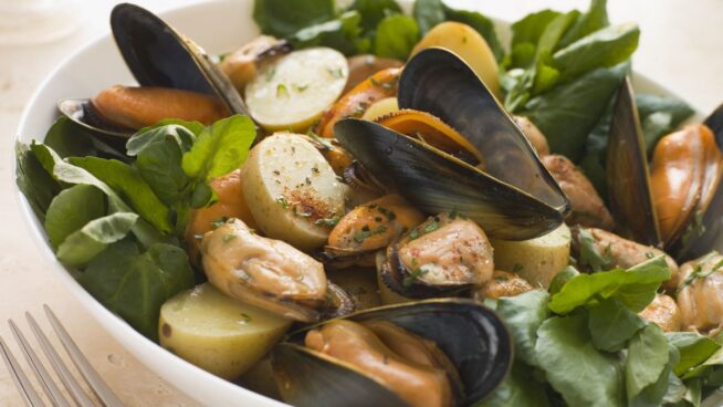 La receta exprés con mejillones que refresca, alimenta y sorprende