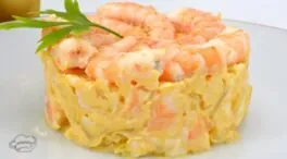 Ensaladilla de gambas: la receta tradicional que arrasa en los bares de Cádiz