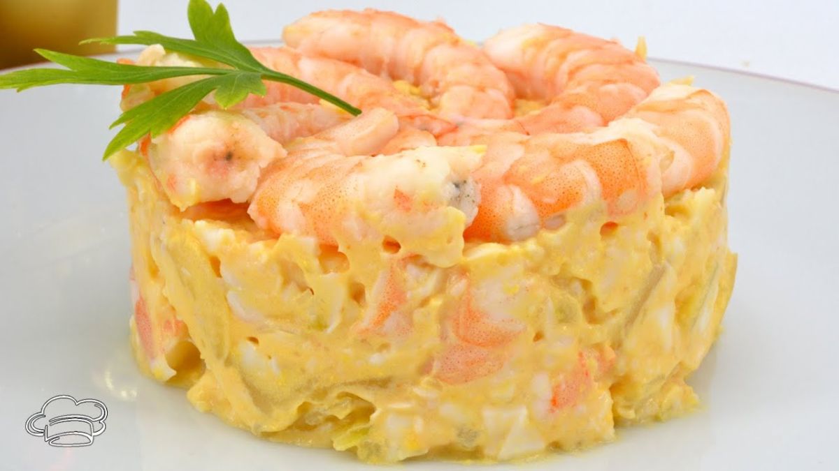 Ensaladilla de gambas: la receta tradicional que arrasa en los bares de Cádiz
