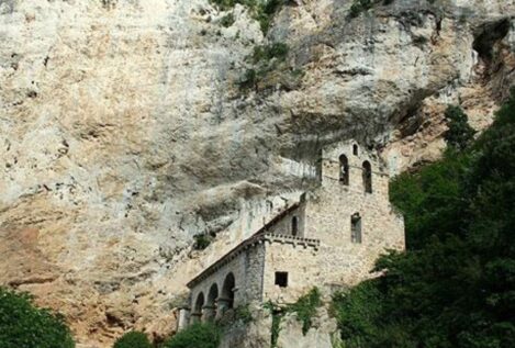 La impresionante ermita de España que está en mitad de una roca y no es Covadonga