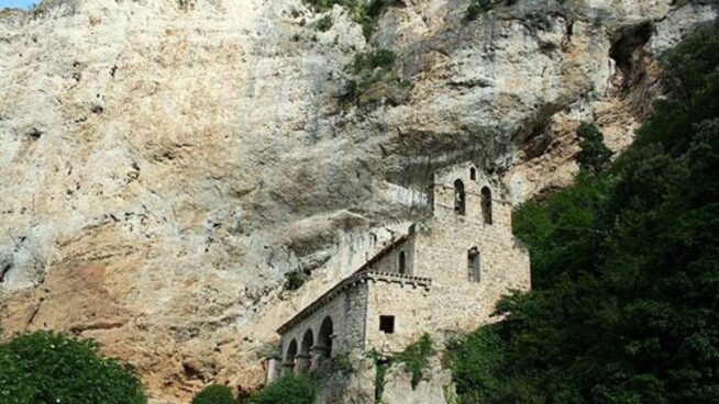 La impresionante ermita de España que está en mitad de una roca y no es Covadonga