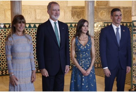 El gran error de protocolo por el que Sánchez ha saludado a los Reyes dos veces en Sevilla