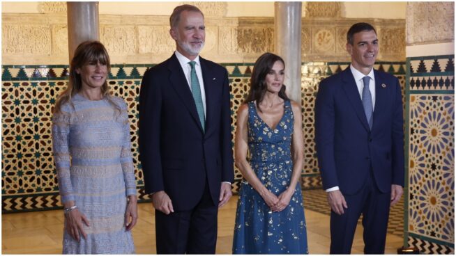 El gran error de protocolo por el que Sánchez ha saludado a los Reyes dos veces en Sevilla