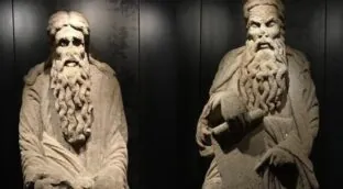 El Supremo obliga a la familia Franco a devolver dos esculturas del Pórtico de la Gloria