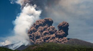 Una nueva erupción del Etna deja una columna de humo de 5.000 metros de altura