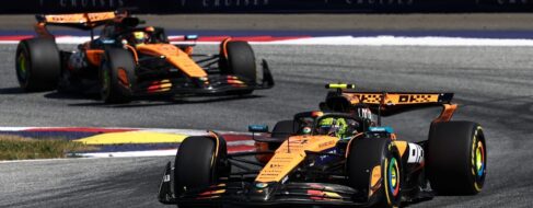 Norris impone su ley en Austria: nueva 'masterclass' de Alonso en el infierno de Sainz