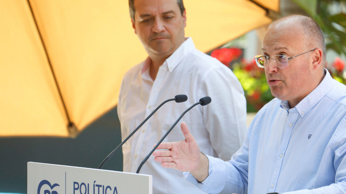 Cruce de reproches entre el PP y Vox por la foto con Sánchez y la manifestación del domingo