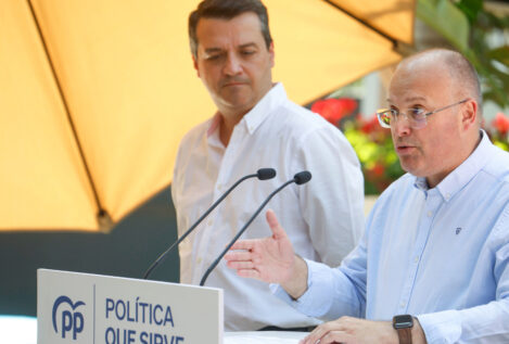 Cruce de reproches entre el PP y Vox por la foto con Sánchez y la manifestación del domingo
