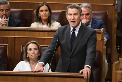 Feijóo acusa a Sánchez de estar en el «búnker de los autócratas» y ser un «peligro»