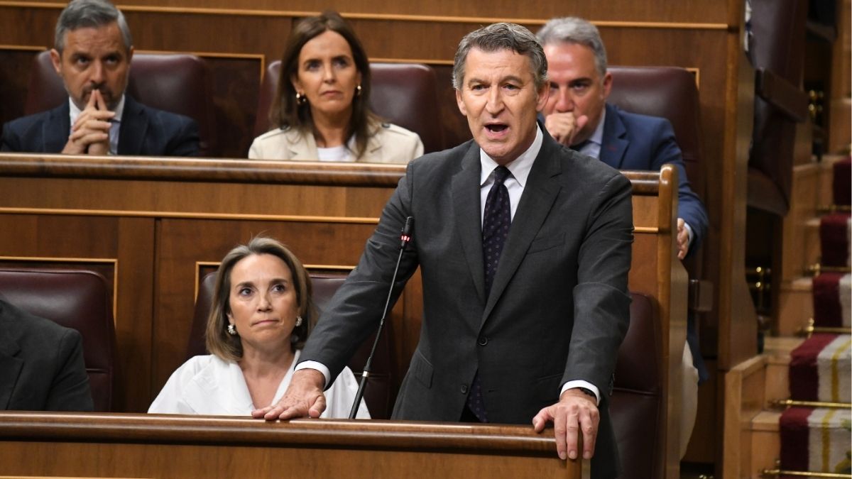 Feijóo acusa a Sánchez de estar en el «búnker de los autócratas» y ser un «peligro»